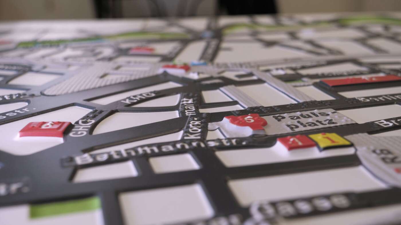 eine Nahaufnahme eines taktilen Stadtplans für Frankfurt am Main